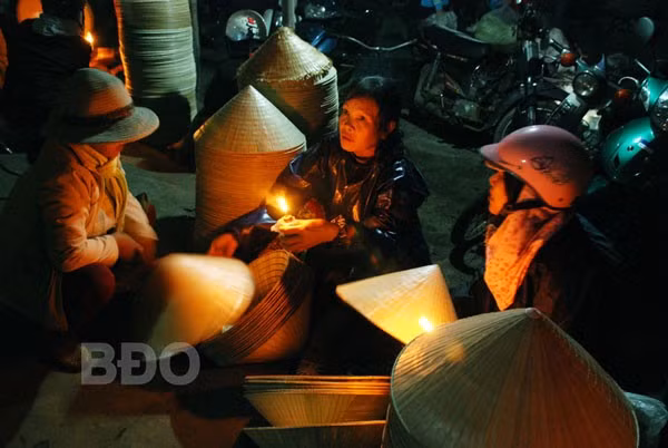 Chợ nón đêm Cát Tân.