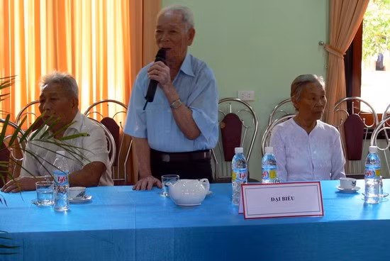 Ông Phan Thanh Hồ (đứng) phát biểu tại buổi Hội thảo và ông Huỳnh Ngọc Cầm (ngồi bên trái).