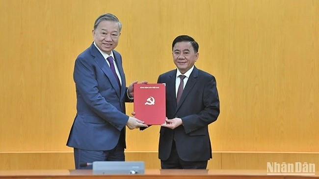 Bộ Chính trị phân công đồng chí Trần Cẩm Tú giữ chức Thường trực Ban Bí thư. (Ảnh: ĐĂNG KHOA) Bộ Chính trị phân công đồng chí Trần Cẩm Tú giữ chức Thường trực Ban Bí thư. (Ảnh: ĐĂNG KHOA)