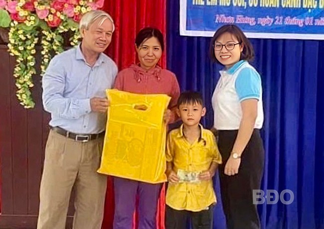 Hội LHPN phường Nhơn Hưng (TX An Nhơn) nhận đỡ đầu em Lê Ngọc Hiếu vào đầu năm 2025. Ảnh: ĐVCC Hội LHPN phường Nhơn Hưng (TX An Nhơn) nhận đỡ đầu em Lê Ngọc Hiếu vào đầu năm 2025. Ảnh: ĐVCC