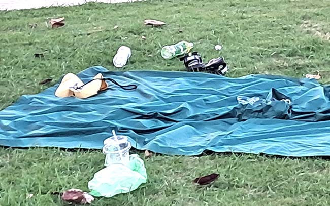 Người dân vẫn ngang nhiên xả rác tại công viên, quảng trường, mặc dù có nhiều thùng rác ở các khu vực này. Ảnh: VĂN LƯU Người dân vẫn ngang nhiên xả rác tại công viên, quảng trường, mặc dù có nhiều thùng rác ở các khu vực này. Ảnh: VĂN LƯU