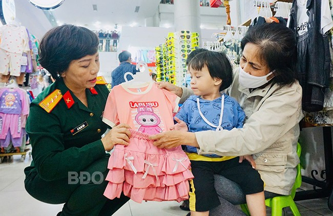 Các mẹ thuộc cơ quan Hội Phụ nữ Bộ CHQS tỉnh dẫn con đỡ đầu Tạ Lê Khánh Lưu (SN 2021, ở phường Ngô Mây, TP Quy Nhơn) đi sắm quần áo Tết. Ảnh: T.K Các mẹ thuộc cơ quan Hội Phụ nữ Bộ CHQS tỉnh dẫn con đỡ đầu Tạ Lê Khánh Lưu (SN 2021, ở phường Ngô Mây, TP Quy Nhơn) đi sắm quần áo Tết. Ảnh: T.K