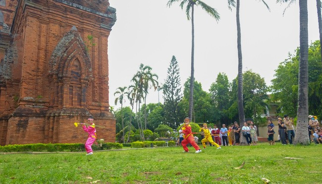 Điểm dừng chân đầu tiên tại tháp Đôi để du khách xuống tàu tham quan và xem biểu diễn võ cổ truyền Bình Định. Ảnh: ĐOAN NGỌC Điểm dừng chân đầu tiên tại tháp Đôi để du khách xuống tàu tham quan và xem biểu diễn võ cổ truyền Bình Định. Ảnh: ĐOAN NGỌC