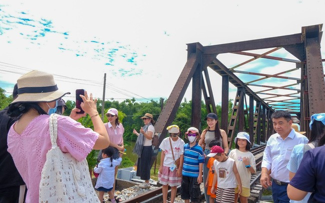 Check-in cây cầu Luật Lễ hơn trăm năm tuổi. Ảnh: ĐOAN NGỌC Check-in cây cầu Luật Lễ hơn trăm năm tuổi. Ảnh: ĐOAN NGỌC