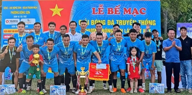 Đội bóng khu phố 3 nhận cúp vô địch Giải bóng đá truyền thống phường Bồng Sơn lần thứ 30, năm 2025. Ảnh: D.B.S