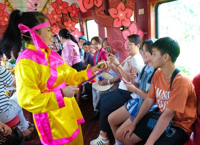 Hòa cùng không khí vui nhộn của Hội đánh bài chòi dân gian trên tàu hỏa du lịch. Ảnh: ĐOAN NGỌC Hòa cùng không khí vui nhộn của Hội đánh bài chòi dân gian trên tàu hỏa du lịch. Ảnh: ĐOAN NGỌC