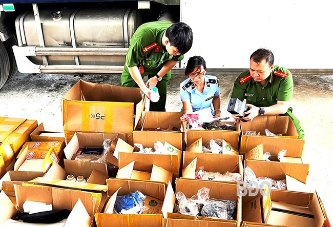 Lực lượng quản lý thị trường tỉnh phối hợp với cơ quan công an kiểm tra nguồn gốc, xuất xứ thực phẩm lưu thông trên thị trường. Ảnh: Chi cục Quản lý thị trường Lực lượng quản lý thị trường tỉnh phối hợp với cơ quan công an kiểm tra nguồn gốc, xuất xứ thực phẩm lưu thông trên thị trường. Ảnh: Chi cục Quản lý thị trường