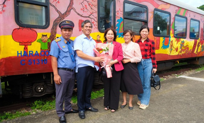 Bà Đỗ Thị Diệu Hạnh, Giám đốc Sở Văn hóa, Thể thao và Du lịch (thứ 3 từ phải sang) tặng hoa cho ông Hà Trọng Thắng, Phó Tổng Giám đốc Công ty CP Vận tải đường sắt (thứ hai từ trái sang) nhân khai trương chuyến tàu du lịch đầu tiên. Ảnh: ĐOAN NGỌC Bà Đỗ Thị Diệu Hạnh, Giám đốc Sở Văn hóa, Thể thao và Du lịch (thứ 3 từ phải sang) tặng hoa cho ông Hà Trọng Thắng, Phó Tổng Giám đốc Công ty CP Vận tải đường sắt (thứ hai từ trái sang) nhân khai trương chuyến tàu du lịch đầu tiên. Ảnh: ĐOAN NGỌC