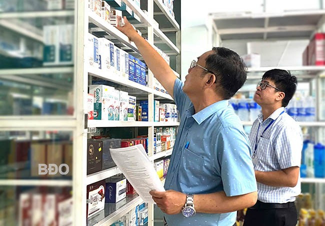 Từ giữa tháng 5.2025, Sở Y tế phối hợp với CA tỉnh, Chi cục Quản lý thị trường (Sở Công Thương) mở đợt cao điểm kiểm tra đột xuất về thuốc chữa bệnh, thực phẩm chức năng tại cơ sở kinh doanh dược, thực phẩm chức năng trên địa bàn tỉnh. Ảnh: M.H Từ giữa tháng 5.2025, Sở Y tế phối hợp với CA tỉnh, Chi cục Quản lý thị trường (Sở Công Thương) mở đợt cao điểm kiểm tra đột xuất về thuốc chữa bệnh, thực phẩm chức năng tại cơ sở kinh doanh dược, thực phẩm chức năng trên địa bàn tỉnh. Ảnh: M.H