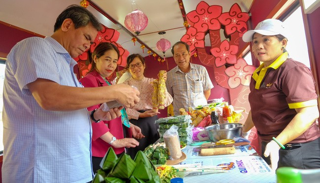 Phục vụ ẩm thực Bình Định trên tàu hỏa du lịch. Ảnh: ĐOAN NGỌC Phục vụ ẩm thực Bình Định trên tàu hỏa du lịch. Ảnh: ĐOAN NGỌC