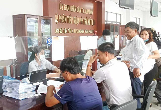 Người dân thực hiện thủ tục hành chính về đất đai tại bộ phận tiếp nhận và trả kết quả của UBND TX An Nhơn. Ảnh: V.L Người dân thực hiện thủ tục hành chính về đất đai tại bộ phận tiếp nhận và trả kết quả của UBND TX An Nhơn. Ảnh: V.L