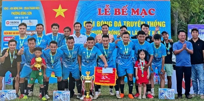 Đội bóng khu phố 3 nhận cúp vô địch Giải bóng đá truyền thống phường Bồng Sơn lần thứ 30, năm 2025. Ảnh: D.B.S Đội bóng khu phố 3 nhận cúp vô địch Giải bóng đá truyền thống phường Bồng Sơn lần thứ 30, năm 2025. Ảnh: D.B.S
