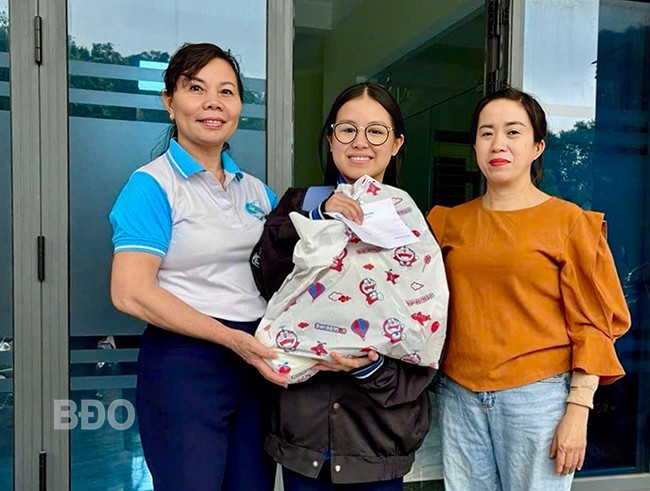Hội LHPN phường Ghềnh Ráng (TP Quy Nhơn) trao kinh phí đỡ đầu hằng tháng cho em Lê Na (SN 2008, ở cùng địa phương). Ảnh: T.K Hội LHPN phường Ghềnh Ráng (TP Quy Nhơn) trao kinh phí đỡ đầu hằng tháng cho em Lê Na (SN 2008, ở cùng địa phương). Ảnh: T.K