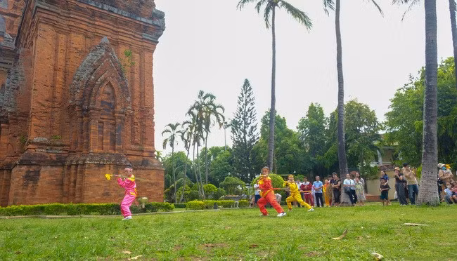 Điểm dừng chân đầu tiên tại tháp Đôi để du khách xuống tàu tham quan và xem biểu diễn võ cổ truyền Bình Định. Ảnh: ĐOAN NGỌC