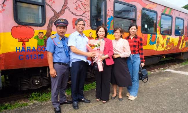 Bà Đỗ Thị Diệu Hạnh, Giám đốc Sở Văn hóa, Thể thao và Du lịch (thứ 3 từ phải sang) tặng hoa cho ông Hà Trọng Thắng, Phó Tổng Giám đốc Công ty CP Vận tải đường sắt (thứ hai từ trái sang) nhân khai trương chuyến tàu du lịch đầu tiên. Ảnh: ĐOAN NGỌC