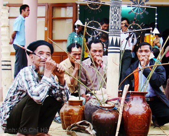 Uống rượu cần mừng khánh thành nhà rông văn hóa ở làng T5, xã Bok Tới, huyện Hoài Ân.