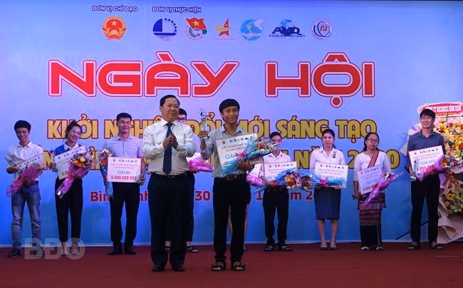 Phó Chủ tịch UBND tỉnh Nguyễn Phi Long trao giải đặc biệt cho dự án “Hệ thống giám sát, cảnh báo lũ lụt thời gian thực ứng dụng công nghệ Lora” của thí sinh Trần Văn Trung đến từ Trường ĐH Quy Nhơn.