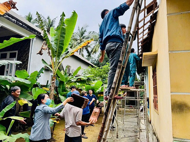 Hội LHPN phường Tam Quan Nam phối hợp với Đồn Biên phòng Tam Quan Nam và Ban CHQS phường giúp đỡ ngày công sửa chữa nhà ở cho gia đình bà Nguyễn Thị Minh A (phường Tam Quan Nam). Ảnh: Hội LHPN TX Hoài Nhơn Hội LHPN phường Tam Quan Nam phối hợp với Đồn Biên phòng Tam Quan Nam và Ban CHQS phường giúp đỡ ngày công sửa chữa nhà ở cho gia đình bà Nguyễn Thị Minh A (phường Tam Quan Nam). Ảnh: Hội LHPN TX Hoài Nhơn