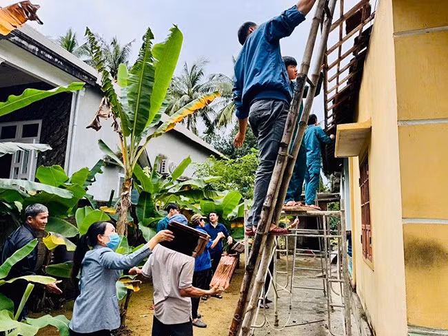 Hội LHPN phường Tam Quan Nam phối hợp với Đồn Biên phòng Tam Quan Nam và Ban CHQS phường giúp đỡ ngày công sửa chữa nhà ở cho gia đình bà Nguyễn Thị Minh A (phường Tam Quan Nam). Ảnh: Hội LHPN TX Hoài Nhơn