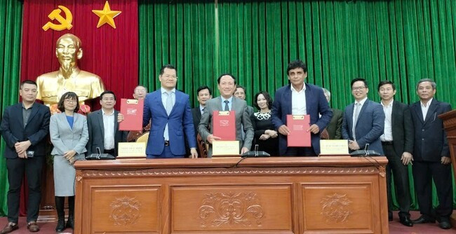 Chủ tịch UBND tỉnh Phạm Anh Tuấn cùng ông Tống Đức Hiếu, chủ tịch HĐQT và ông Timur Shahrukh Sheer Mohamed ký biên bản ghi nhớ triển khai Dự án khu nghỉ dưỡng cao cấp và siêu du thuyền tại khu vực Đề Gi - Vũng Bồi tỉnh Bình Định. Ảnh: T.SỸ