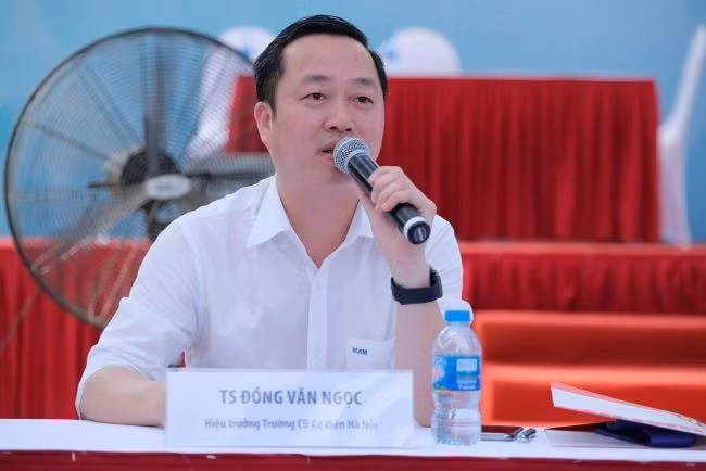 TS Đồng Văn Ngọc, Hiệu trưởng trường Cao đẳng Cơ điện Hà Nội. TS Đồng Văn Ngọc, Hiệu trưởng trường Cao đẳng Cơ điện Hà Nội.