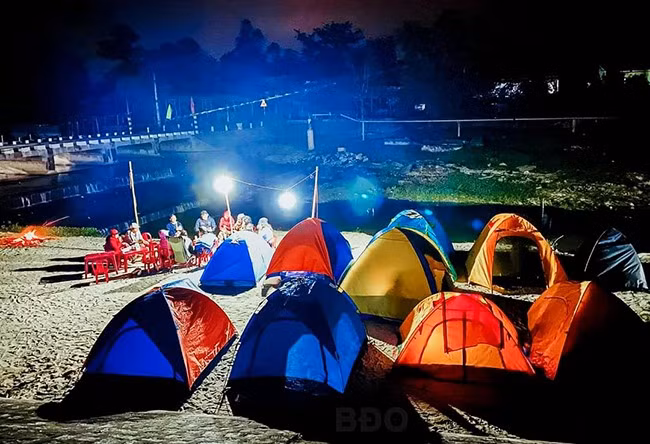 Cắm trại ở suối nước khoáng Hội Vân (xã Cát Hiệp, huyện Phù Cát). Ảnh: NGỌC THIỆU Cắm trại ở suối nước khoáng Hội Vân (xã Cát Hiệp, huyện Phù Cát). Ảnh: NGỌC THIỆU