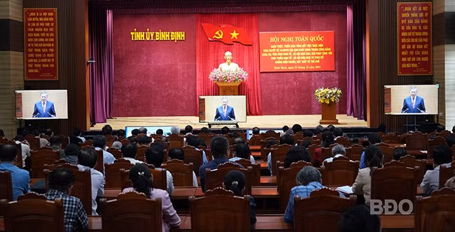 Đại biểu tham dự Hội nghị trực tuyến toàn quốc quán triệt, triển khai tổng kết việc thực hiện Nghị quyết số 18-NQ/TW của Ban Chấp hành Trung ương Đảng, khóa XII; báo cáo tình hình KT-XH năm 2024, giải pháp tăng tốc phát triển KT-XH năm 2025 và tháo gỡ những điểm nghẽn, nút thắt về thể chế, được Bộ Chính trị, Ban Bí thư tổ chức ngày 1.12, tại điểm cầu Bình Định. Ảnh: N.H