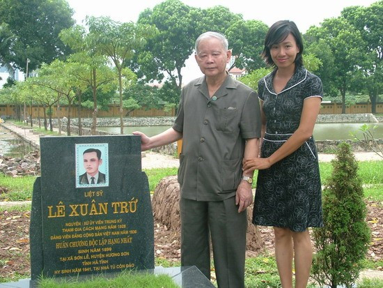 Ông Lê Xuân Tùng- nguyên Ủy viên Bộ Chính trị, Bí thư Thành ủy Hà Nội và tác giả thăm mộ liệt sĩ Lê Xuân Trữ. Ảnh: P.L