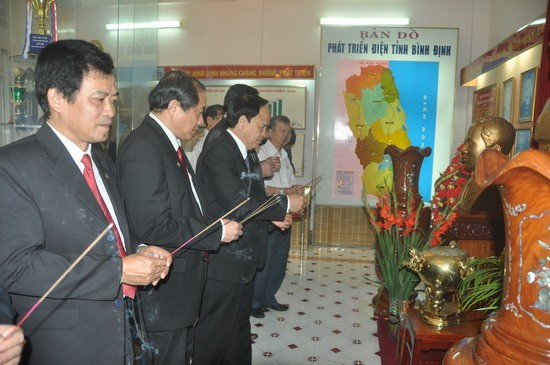 Các đồng chí lãnh đạo tỉnh Bình Định thắp hương tại bàn thờ Bác Hồ và liệt sĩ Lê Xuân Trữ tại Phòng Truyền thống Điện lực Bình Định. Ảnh: VĂN LƯU