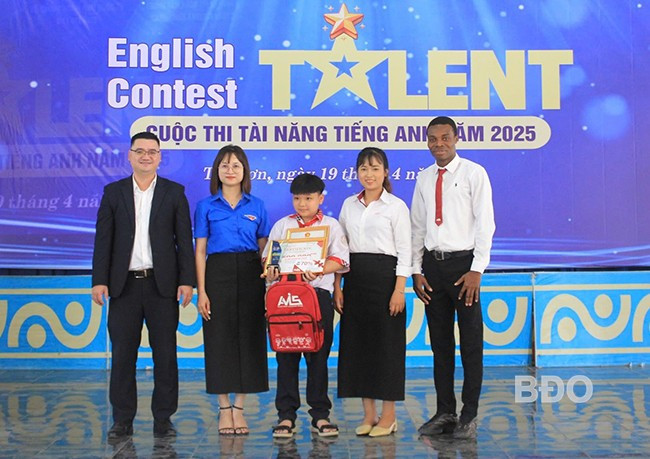 Ban tổ chức trao giải cho học sinh đạt giải. Ảnh: Thanh Giang Ban tổ chức trao giải cho học sinh đạt giải. Ảnh: Thanh Giang