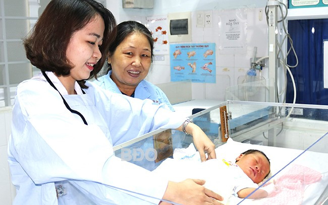 Mức sinh tại Bình Định được dự báo sẽ tiếp tục giảm. Trong ảnh: Trẻ sơ sinh được chăm sóc tại cơ sở y tế. Ảnh: M.H