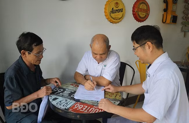 Các địa phương trên địa bàn TP Quy Nhơn trực tiếp đến các hộ dân tuyên truyền, lấy ý kiến về Đề án sắp xếp đơn vị hành chính các cấp. Ảnh: NGUYỄN NGUYỆT