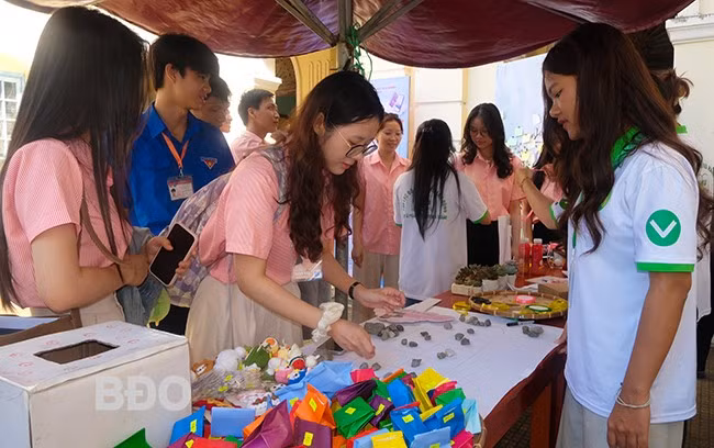 Gian hàng trò chơi, tặng sách cho bạn đọc. Ảnh: NGỌC NHUẬN