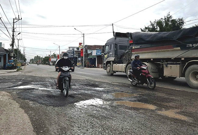 Mặt đường khu vực ngã ba QL19 và đường dẫn vào Cụm công nghiệp Phú An hư hỏng, nhiều ổ gà, ổ voi. Ảnh: N.K Mặt đường khu vực ngã ba QL19 và đường dẫn vào Cụm công nghiệp Phú An hư hỏng, nhiều ổ gà, ổ voi. Ảnh: N.K