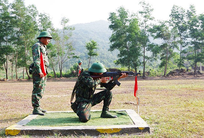 Chiến sĩ mới thực hành bắn đạn thật tư thế quỳ bắn súng tiểu liên AK bài 1. Ảnh: T.P