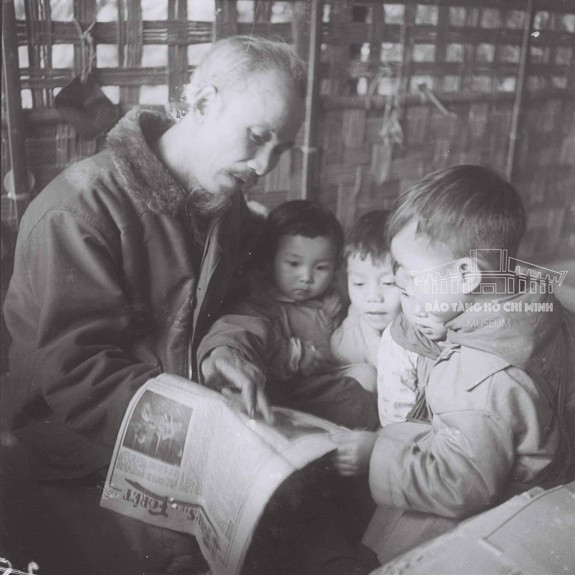 Bác Hồ đọc báo cho các cháu nghe tại Trại nhi đồng ở Việt Bắc, năm 1950. Ảnh tư liệu Bác Hồ đọc báo cho các cháu nghe tại Trại nhi đồng ở Việt Bắc, năm 1950. Ảnh tư liệu