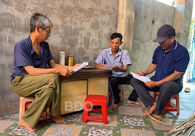 Cử tri, nhân dân thôn Háo Nghĩa, xã Tây An, huyện Tây Sơn nghiên cứu, tham gia ý kiến vào Đề án sắp xếp ĐVHC các cấp. Ảnh: ĐVCC Cử tri, nhân dân thôn Háo Nghĩa, xã Tây An, huyện Tây Sơn nghiên cứu, tham gia ý kiến vào Đề án sắp xếp ĐVHC các cấp. Ảnh: ĐVCC