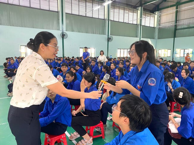 Cung cấp kiến thức pháp luật cho học sinh dưới hình thức thảo luận, hỏi đáp. Ảnh: N.C Cung cấp kiến thức pháp luật cho học sinh dưới hình thức thảo luận, hỏi đáp. Ảnh: N.C