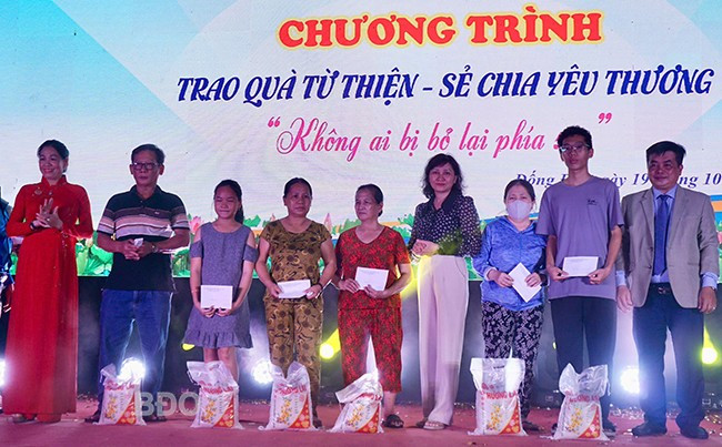 Phó Chủ tịch HĐND tỉnh Huỳnh Thúy Vân trao quà cho hộ nghèo của phường Đống Đa. Ảnh: Đ.T Phó Chủ tịch HĐND tỉnh Huỳnh Thúy Vân trao quà cho hộ nghèo của phường Đống Đa. Ảnh: Đ.T