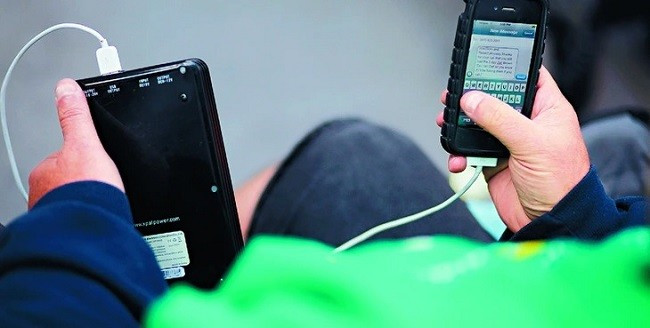 Nhiều hãng hàng không đã ban hành quy định mới liên quan sạc dự phòng. Ảnh minh họa: REUTERS Nhiều hãng hàng không đã ban hành quy định mới liên quan sạc dự phòng. Ảnh minh họa: REUTERS