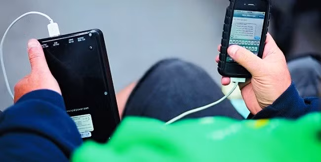 Nhiều hãng hàng không đã ban hành quy định mới liên quan sạc dự phòng. Ảnh minh họa: REUTERS