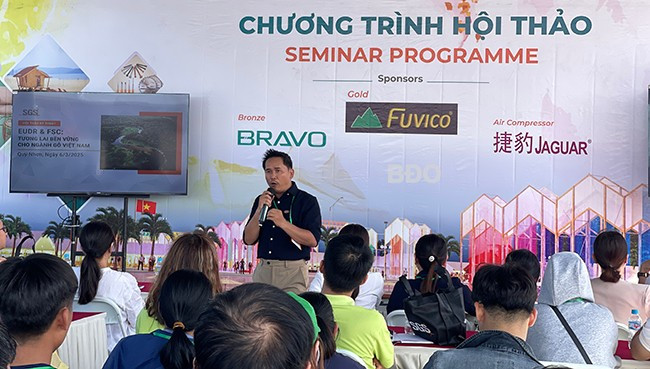 Ông Phạm Ngọc Tuấn Anh, Giám đốc Công ty Dịch vụ chứng nhận Lâm nghiệp và Gỗ, chia sẻ các kinh nghiệm chuyển đổi xanh tại hội thảo chuyên đề ở Q-FAIR 2025. Ảnh: HẢI YẾN Ông Phạm Ngọc Tuấn Anh, Giám đốc Công ty Dịch vụ chứng nhận Lâm nghiệp và Gỗ, chia sẻ các kinh nghiệm chuyển đổi xanh tại hội thảo chuyên đề ở Q-FAIR 2025. Ảnh: HẢI YẾN