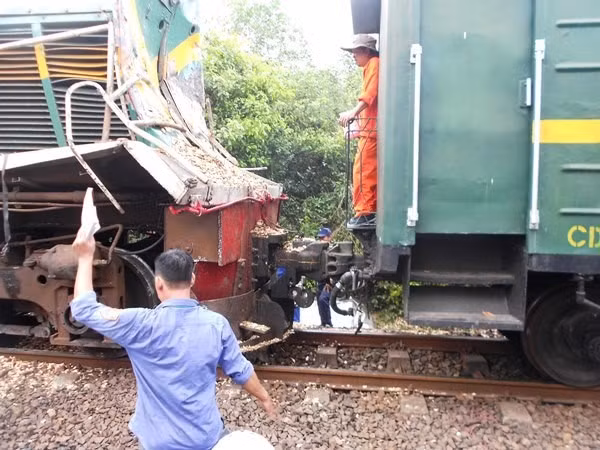 Tàu hỏa cứu hộ của ngành đường sắt kéo đầu máy về ga Diêu Trì; tuyến đường sắt Bắc - Nam thông suốt trở lại. Ảnh: T.LỢI