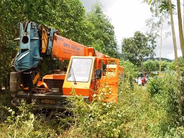 Xe cẩu đang tiến vào hiện trường vụ tại nạn để giải tỏa, thông tuyến đường sắt trở lại.