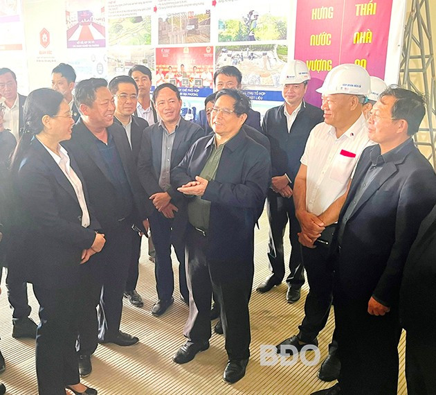 Thủ tướng Chính phủ Phạm Minh Chính (đứng giữa) biểu dương và đề nghị lãnh đạo tỉnh Quảng Ngãi, Bình Định tiếp tục quan tâm, chung tay cùng các bộ kiểm tra, đôn đốc, hỗ trợ nhà thầu. Ảnh: V.L