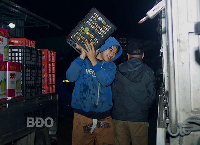 Anh Phan Đình Duy (24 tuổi, ở xã Nhơn Khánh, TX An Nhơn) bốc vác hàng tại chợ Diêu Trì.