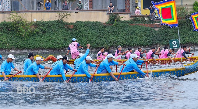 Những động tác chuyền thuyền dứt khoát được các VĐV thực hiện nhịp nhàng. Ảnh: N.DŨNG