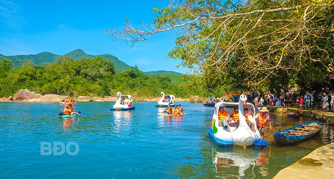 Du khách tham quan, trải nghiệm tại khu du lịch Hầm Hô, ở xã Tây Phú (huyện Tây Sơn) thuộc Công ty CP Du lịch Hầm Hô Rosa Alba (huyện Tây Sơn).