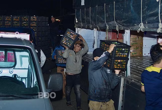 Nghề bốc vác khá nặng nhọc nhưng lại là nguồn thu nhập để lo cho gia đình.