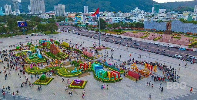 Cụm linh vật năm Ất Tỵ 2025 trưng bày tại Quảng trường Nguyễn Tất Thành từ ngày 21.1 - 9.2 (tức ngày 22 tháng Chạp năm Giáp Thìn đến ngày 12 tháng Giêng năm Ất Tỵ) đã trở thành điểm đến thu hút rất đông người dân, du khách tham quan, check-in, ghi lại khoảnh khắc vui xuân.